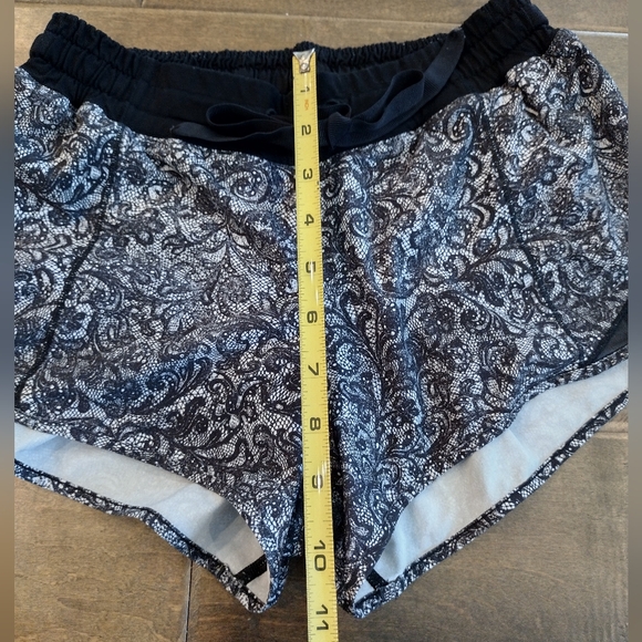LULULEMON Women's Hotty Hot black masked 2.5" LR shorts - 6 - Picture 8 of 9